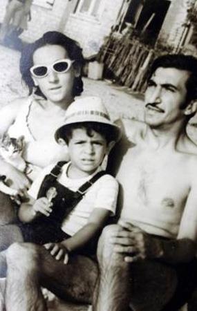 Objektife biraz aksi bir ekilde bakan bu ocuk bugnn nl ovmenlerinden biri... Okan Baylgen annesi Ayla Hanm ve babas mit Bey ile birlikte.