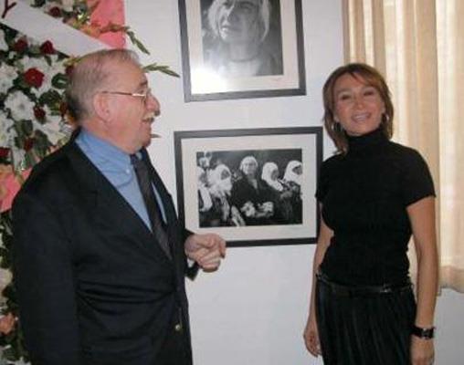 O siyah- beyaz fotoraftaki kk kz Demet Akba. nl oyuncu bu karede de babas foto muhabiri Oktay ybar ile birlikte.