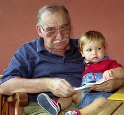 Akba'n aile albmnden bir kare daha.. Oktay ybar, Akba'n olu Ali ika ile birlikte.