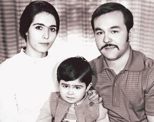 Bu fotoraftaki ekik gzl ocuu hemen tandnz byk olaslkla. Babas Mehmet Bey annesi Nesrin Hanm ve yanlarnda Serdar Orta.