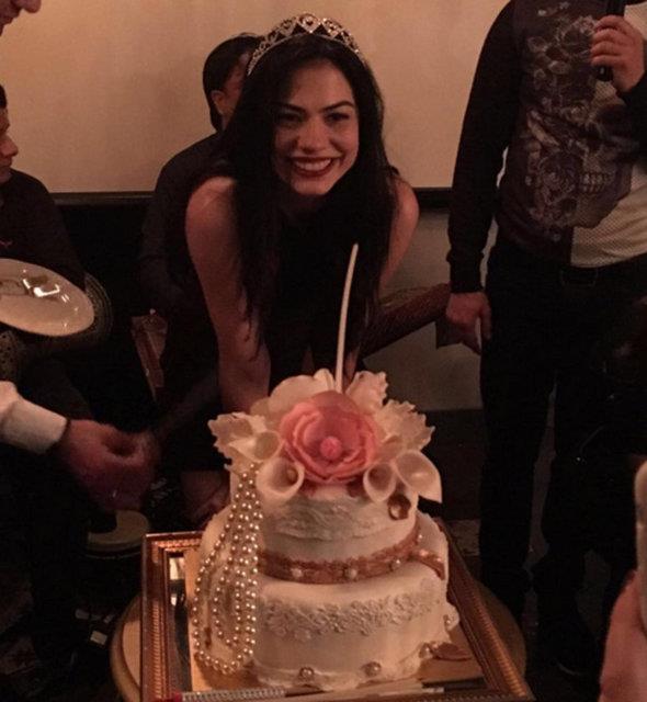 24 yana giren zdemir'i sevenleri bu mutlu gnnde yalnz brakmad.