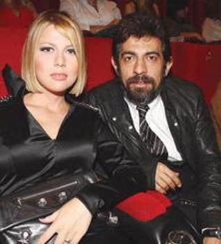 Baylgen bugn artk 40'l yalarnda ve bir kz ocuu babas oldu.