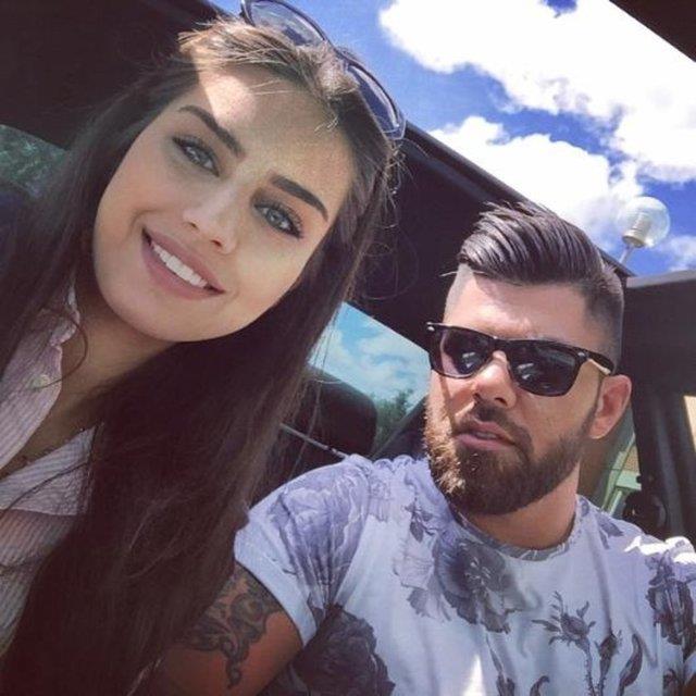 Amine Gle bu fotoraf "Abimle gezmeler" notuyla paylat...