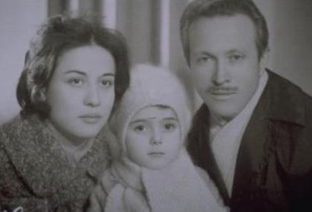 Zuhal Olcay annesi Sheyla Hanm ve babas Cevat Bey ile birlikte.