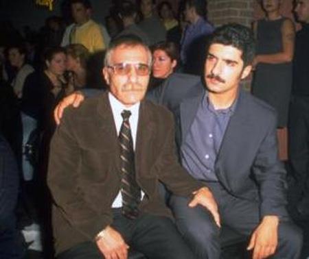 O kk ocuk zcan Deniz.. nl arkc ve oyuncu bir dnem ks olduu babas Sadk Deniz ile birlikte.