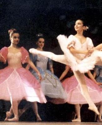 O minik bebek bir dnem bale de yapan Sanem elik.