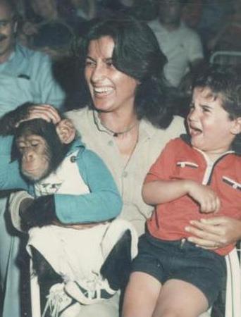 Mehmet Ali Alabora annesinin kucann bir maymunla paylamaktan pek honut deil gibi grnyor.