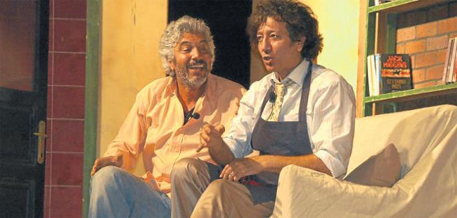 Tiyatronun duayeni Nejat Uygur&#8217;un oullar Sheyl ve Behzat Uygur'un 2 karde olduunu dnenler Sha Uygur'un paylat fotorafla aknlklarn gizleyemedi. Aslnda  Nejat Uygur'un be erkek ocuu var. En byk olu Ahmet. ki ve  numaray Sheyl ile Sha (ikizler) paylayor. Drt numara Kemal, be numara ise Behzat.