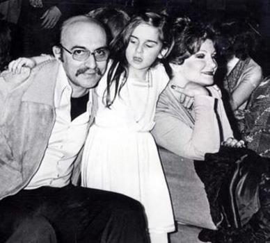 Yeilam'n unutulmaz aktrlerinden ztrk Serengil ei Nevin Teoman ve orkadaki kk kz ise Seren Serengil.