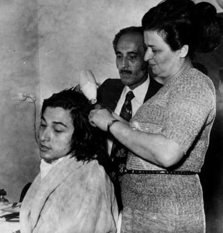 Annesi Necla Hanm ve babas Fikret Bey, Blent Ersoy'un sanat yaamndaki en yakn destekileriydi.