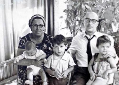 Baylgen anneannesi, dedesi ve kuzenleriyle birlikte.