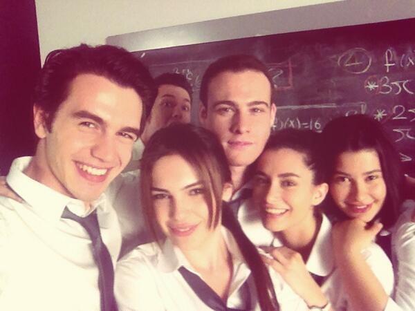 Aile fotorafn paylaan amaz'n kendinden be ya kk kardeiyle olan benzerlii dikkat ekti...