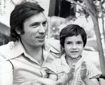 Salkm ailesinin albmnden bir kare. Mzisyen Dursun Salkm kendisi de meslek olarak mzii seen kz Yeim ile birlikte.