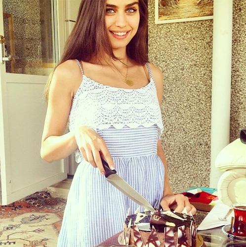 Ailesine balln her zaman dile getiren ve Instagram'da ailesinin de yer ald fotoraflar paylaan Amine Gle'nin annesine benzerlii de dikkat ekmiti...