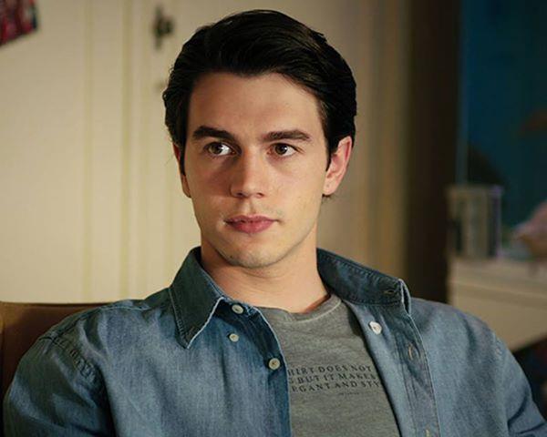 Adeta ikizi gibi kendisine benzeyen kardei de mzik sektrnde ilerlemek istiyor.