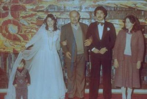 Hlya Avar'n ilk evliliinden bir kare. Babas Celal Bey, annesi Emral Hanm, ilk evliliini yapt Mehmet Tecimer ve o sralar henz kk bir ocuk olan Helin Avar.