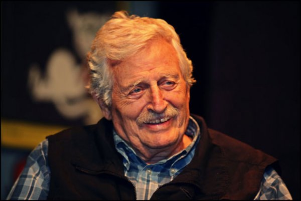 15/08/2012 Trk tiyatrosunun usta ismi olan Mfik Kenter yaamn yitirdi.