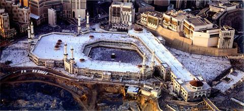 Durgut, kutsal topraklara dair gemi dnemlerden kalma ok fazla grsel malzeme olmamasna dikkat ekiyor. Kbe'yi ve dnemin Mekke'sini ilk fotoraflayan Sultan Abdlhamit olmu.