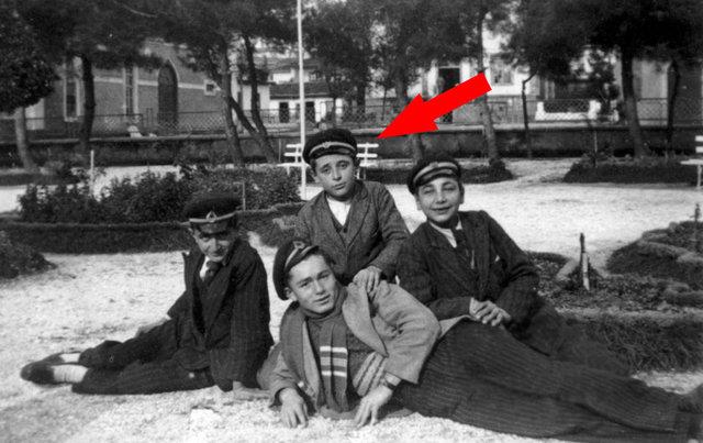 Dokuzuncu Cumhurbakan Sleyman Demirel'in adn tayan ve dn al yaplan 'Demokrasi ve Kalknma Mzesi'nde sergilenen fotoraflarda, Sleyman Demirel'in elenceli halleri de yer alyor.