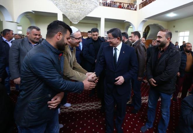 Cami'de kendisini karlayan halk ile kucaklaan Davutolu, halktan byk ilgi grd.