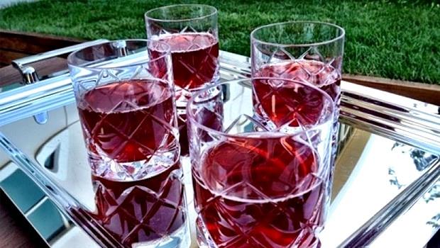 Demirhindi erbeti yapmak iin ekirdekleri alnm demirhindi meyveleri kaynar suda bir sre kaynatldktan sonra suyu szlr. Szlen suya bolca eker ya da bal katlarak, bu su tekrar kaynatlr ve szlr. Elde edilen erbet soutulduktan sonra keyifle iilir. stenirse Demirhindi erbetine eitli baharatlar da katlabilir.