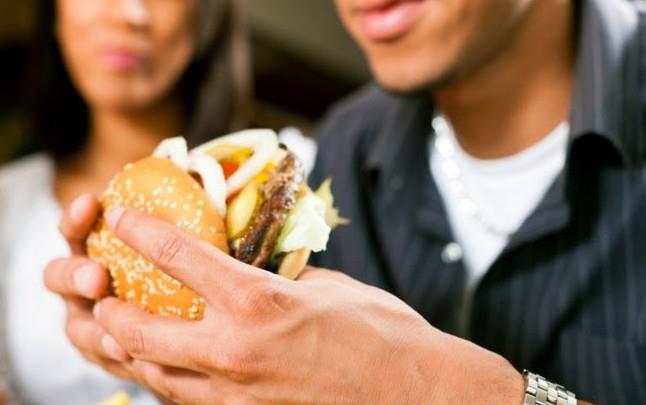 En bilinen zarar LDL kt kolesterol seviyesini yukar ekip, HDL iyi kolesterol seviyesini aa ekmesi. Trans ya asitleri zellikle kzartmalarda youn kullanlyor.