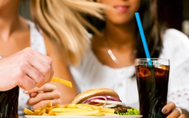 stelik eker, kt kolesterol LDL&#8217;yi tayan kk paracklarn da artmasna sebep oluyor. Damarlar tkayan ve kalp krizi riskini arttran da bu paracklar.