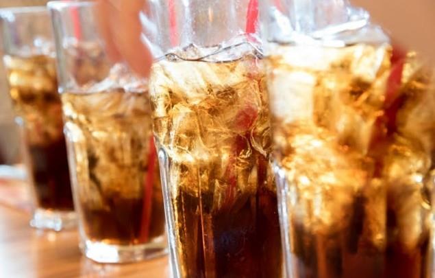 Paketli gdalarn etiketlerini okuduunuzda ekerin yzlerce deiik isim altnda gizlendiini grebilirsiniz: beyaz eker, kahverengi eker, msr urubu, &#8216;oz&#8217; ile biten btn maddeler (maltoz, dekstroz, glikoz, frktoz, sakaroz, laktoz) sonuta bunlarn hepsi eker ve hepsi zararl.