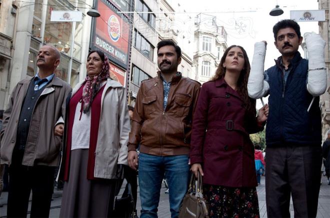 KAMA BRADER  <br>  "Karde Pay" adl dizi ile isimlerini duyuran Emrah ve Murat Kaman kardelerin senaryosunu yazd "Kama Birader"in barollerinde Zafer Algz, Melek Baykal, Alg Eke, Cihan Ercan, Emrah Kaman yer alyor.