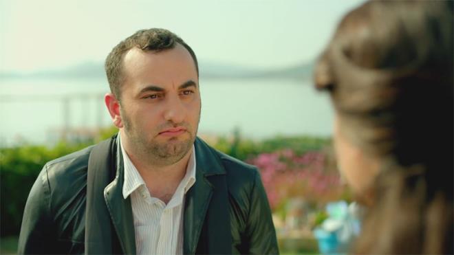 AL KUNDLL 2<br>    Ynetmenliini Faruk Aksoy'un yapt, senaryosunu ise filmin barol oyuncusu Cem Gelinolu ile birlikte yazd "Ali Kundilli 2"de, Gelinolu'nun yan sra Zeynep Aktu, Sami Aksu, Ezgi Tombul, Hakan Bilgin ve Ayegl Atik gibi isimler rol ald.