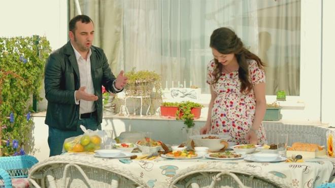 Filmde, 8 aylk hamile einin bitmek tkenmek bilmeyen isteklerini yerine getirmek iin seferber olan bir adamn babalk yolundaki maceras ve einin akl almayan hamile kaprisleri karsnda yaad olaylar anlatlyor.