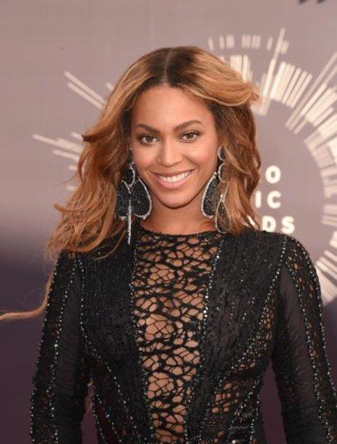 Beyonce<p>  Sosyal medyay ska kullanan bir dier Amerikal pop sanats Beyonce, 2013 ylnda kard albmn sosyal medyada duyurdu ve albm kt hafta milyonlar satt. Sadece nstagram'da yaklak 62 milyon takipisi olan Beyonce sanal alemi ayn zamanda takipileriyle iliki iinde olamak iin bir ara olarak kullanyor.