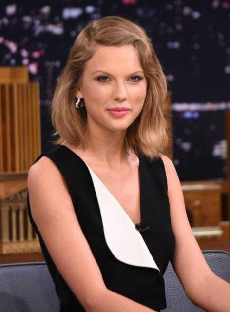 Taylor Swift<p>  Birok pop star gibi 25 yandaki arkcnn da sosyal medyada birok takipisi var. Fakat Swift'i dierlerinden farkl klan ey takipileriyle olan ilikisi. Geen yl nstagram'da kendisini rahatsz eden bir takipisi iin "krk kalpli takipi(brokenhearted fan)" adl bir ark listesi hazrlad. Onun bu samimiyeti doal olarak takipi saysnn da artmasna sebep oluyor.