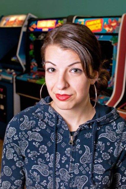 Anita Sarkeesian<p>  Cinsiyet ayrmclna kartl ile bilinen Amerikal aktivist Anita, sosyal meyyadaki feministlerin de sesi oluyor. Twitter ve YouTube paylamlar ile milyonlara ulaan gen kadn hem takipilerini hemde nn gn getike artryor.