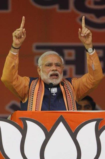 Narendra Modi<p>  Twitter'daki 38 milyonluk takipi saysyla Obama'yla yaran Hindistan Babakan Modi, Twitter' ve Facebook'u ok etkin bir ekilde kullanyor. Sosyal medyann gcnn farknda olan lider birok duyuruyuda buradan yapyor. rnein geen yl, Obama'nn yaklaan ziyaretini Twitter'dan duyurmutu.