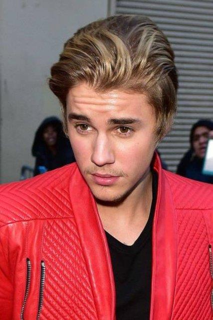 Justin Bieber<p>  Justin Bieber, sosyal medyann en baarl nllerinden. Son 3 yldr albm kartmamasna ramen sosyal medyadan hayranlarna srekli teekkr yazlar yazyor. Bieber'n nstagram'da 23 milyon, Twitter'da 61 milyon takipisi var. Ayrca Facebook'u da ska kullanan gen arkcnn, Facebook'ta 78 milyon fan var.