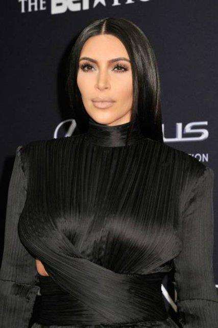 Kim Kardashian<p>  Kim Kardashian'n gerek hayatta milyonlarca hayran olmasna ramen nstagram'da da farkn ortaya koyuyor. Selfie akmnn giderek yaylmasyla o da modaya uyarak selfie sanatn mkemmelletirdi. nl arkadalaryla birlikte ekildii fotoraflar paylaarak 27 milyon takipisini cezbetmeye devam ediyor. Ayn zamanda Twitter'da da gayet popler ve etkin bir kullanc.
