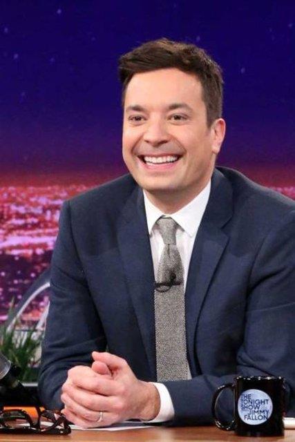 Jimmy Fallon<p>  ABD'li nl ovmen Jimmy Fallon sanal alemde de ov yapmaya devam ediyor. Twitter'da 36 milyon takipisiyle paylat grsellerle sosyal medyay da kahkahlara bouyor. Ayrca yaynlanan blmlerin tam kaydn YouTube'da da paylaarak gece ovunu karan takipilerini de mutlu ediyor.