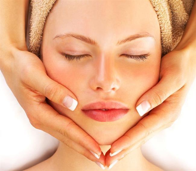 Deri<br>    Erkeklerin toplam 1,8 metrekare, kadnlarn 1,6 metrekare derileri vardr. Kadn derisi daha ince ve kuru, bu yzden de daha hassastr. Erkekte ter bezleri ve deri alt ya bezleri daha fazla olduundan derisi yaldr ve daha ok terler.