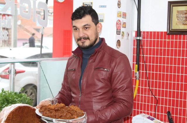 Eskiehir&#8217;de i kfte sat yapan Kemal Gner Poyraz, internet zerinden gelen sipari yorumlarna verdii cevaplarla fenomenler arasndaki yerini ald.