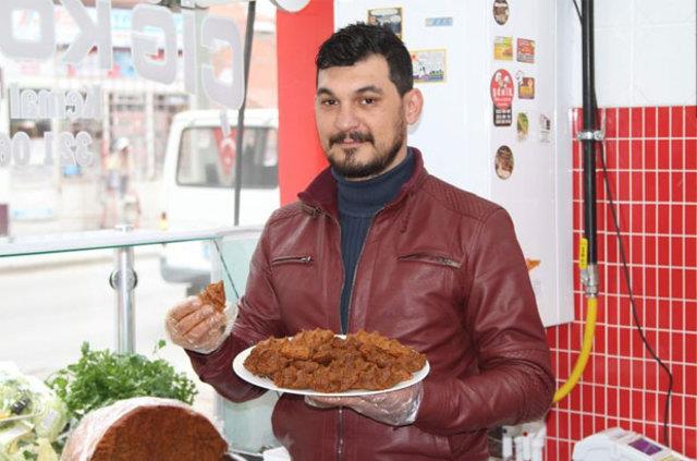 Sosyal medyada mterileri tarafndan adna fan sayfas alan ve bir yemek sipari sitesi zerinden gnderdii rnlere yorum yapan Kemal Usta (35), mterilere verdii cevaplarla son zamanlarda fenomen haline geldi.