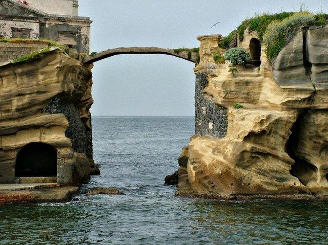 Birka� y�l adada ya�ad�ktan sonra cesedi bir hal�ya sar�l� halde bulunur. Birka� ay sonra ise e�i denizde bo�ularak hayat�n� kaybeder.