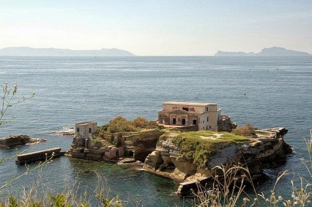 Gaiola Adas�'n�n g�zel g�r�nt�s�n�n alt�nda ise bir lanet yat�yor...