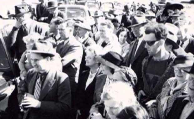 John Titor  <br>  Me�hur gelecekten gelen adam. Radyoda kendisinin gelecekten geldi�ini iddaa etmi�ti ve kendisini �ok b�y�k bir hayran kitlesi kazand�rd�. Hepimiz onu bu foto�raf�yla biliriz. Son mesaj� 2001'de olan John Titor, 2015'de N�kleer Sava� ��kaca��n� s�ylemi�ti. Bakal�m 2 ay kald� e�er ��karsa ger�ekten gelecekten gelmi� demektir. :)