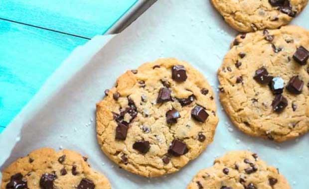 �ikolata taneli kurabiye  <br>  1930'lu y�llarda bir f�r�nc�, bir g�n �ikolatal� kurabiye yap�cakken �ikolata kalmad���n� farketti ve o�lunun bar halinde olan �ikolatas�nda bir dilim al�p ufak par�alara ezip kurabiyesinin i�ine atmas�yla �oko damla kurabiyelerimizde bulunmu� oldu.