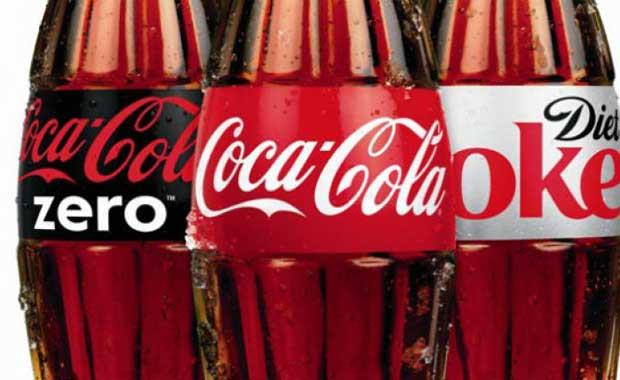 Coca-Cola      <br>�la� sekt�r�nde hizmet veren John Pemperton, koka �z� ve �arap birle�iminden bir ila� �zerinde �al���yordu. Pemperton bu icad�n�, ba� a�r�s�n� gideren ila� olarak satmaya ba�lad�. 1885 y�l�nda, Atlanta'da alkol sat��� yasakland�, mucit bu �urubun i�ine karbonatl� su ekledi ve soda benzeri asitli bir hal almas�n� sa�lad�. Coca-Cola da bu �ekilde hayat�m�za girdi.