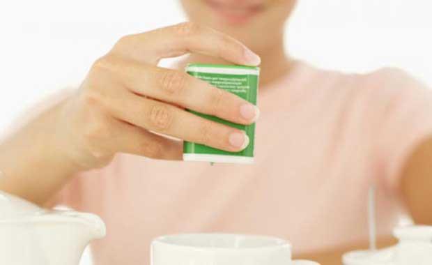 Sakarin (Tatland�r�c�)  <br>  Ara�t�rmac� Constantine Fahlberg, 1879 y�l�nda k�m�r katran� �zerine �al��t��� s�ralarda labarotuvardan eve d�nerken e�inin verdi�i bisk�vilerin daha tatl� geldi�ini farketti. Sonradan bunun sebebinin, �al��malar� s�ras�nda eline bula�an kimyasallar oldu�unu farketti.