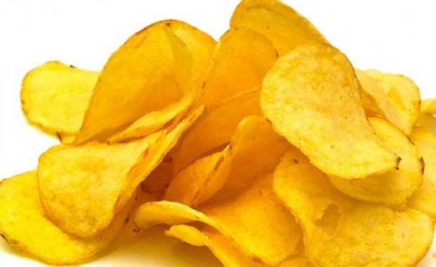 Patates cipsi  <br>  Bir lokantada a���n�n, m��terisine haz�rlad��� patates k�zartmas�n� be�enmeyen m��terisinin bunlar �ok kal�n yenisini istiyorum demesinden sonra inat yap�p patatesleri inan�lmaz derecede �ok ince kesti ve tamamen kuruyana dek k�zartt�. M��teri bu halini �ok sevince daha �ok �retildi ve t�m d�nyada patates cipsi �retilmeye ba�land�.