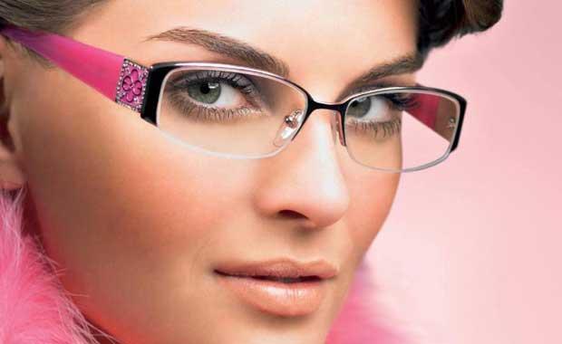 Her g�n bir yerlerde kar��m�za ��kan ve kulland���m�z �r�nlerin nas�l yap�ld���n� merak edenler i�in 10 ilgin� �r�n� sizler i�in bir araya getirdik...  <br>  G�zl�k cam�  <br>  Numaral� ya da numaras�z, plastikten ya da camdan �retilen g�zl�k camlar� kuartz, potasyum, kaarbonat ve soda gibi hammeddeler kullan�larak 1500 santigrat gibi �ok y�ksek derecelerdeki s�cakl�klarda �retilir.