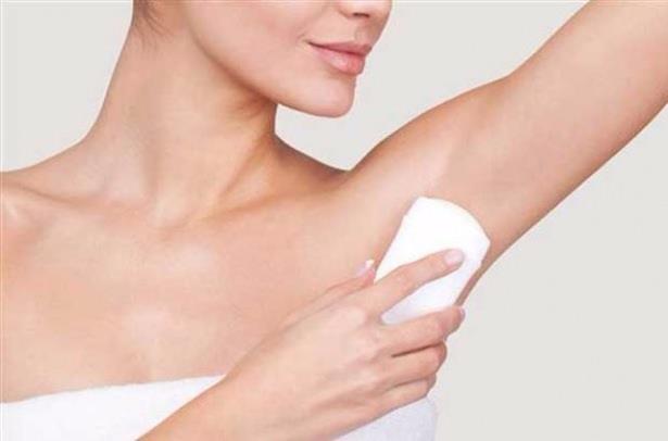 K�MYASALLAR MEME KANSER�NE ZEM�N HAZIRLAYAB�L�R!   <br>  Deodorantlar�n i�eri�inde bulunan metil, etil, propil, benzil, butil gibi kimyasal maddeler olduk�a tehlikelidir.